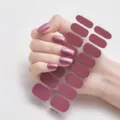 Vista detallada de pegatinas para uñas malva metálicas aplicadas y hoja de 16 piezas - Rojo Rosa Metálico (RM011)