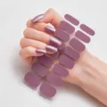 Vista detallada de pegatinas de uñas moradas metalizadas en una hoja de 16 unidades - Rojo Vino Metálico (RM012)