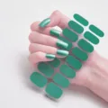Vista detallada de pegatinas de esmalte de uñas verde metálico aplicadas en la mano - Verde Oscuro Metálico (RM015)