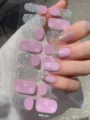 Nahaufnahme von rosa Schneeflocken- und Silberglitzer-Nagelaufklebern auf Nägeln - Weihnachtsschneeflocken Stil (SD-001) / 16 Stück/Blatt