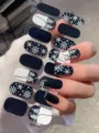 Detailansicht von dunkelblauen und weißen Weihnachts-Nagelstickern mit Schneeflocken. - Winterschneeberg Stil (SD-002) / 16 Stück/Blatt
