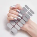 Detalle de pegatinas para uñas metálicas plateadas que muestra textura y aplicación - Arena Plateada Metálica (RM021)