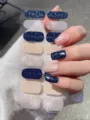 Detailansicht weihnachtlicher Nagelaufkleber mit blauem Glitzer und weißen Schneeflocken - Schneeflocken Pailletten Stil (SD-004) / 14 Flicken