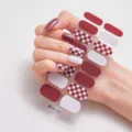 Detalle macro de pegatinas de uñas de tablero de ajedrez rojo en uñas naturales largas - Tablero de Ajedrez Rojo y Blanco (RM025)