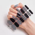Primer plano de pegatinas de uñas de tablero de ajedrez en blanco y negro aplicadas - Tablero de Ajedrez Negro y Blanco (RM028)