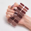 Primer plano de pegatinas de esmalte de uñas a cuadros marrones y marrones sólidos en uñas - Tablero de Ajedrez Marrón (RM027)