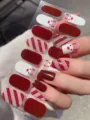 Detaillierte Nahaufnahme festlicher Weihnachts-Rentier- und Glitzer-Nagelaufkleber - Rentierstreifen Stil (SD-012)