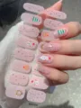 Nahaufnahme von Weihnachts-Nagelstickern mit Schneemann- und Baum-Motiven auf Rosa - Rosa Terrazzo Cartoon (SD-015)