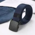 Blauwe canvas riem met zwarte plastic gesp en sterke broekriem voor dagelijks gebruik. - Marineblauw / 100-135CM