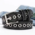 Cinturón punk de cuero negro con ojales plateados y costuras blancas. - 105cm / Negro
