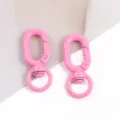 Vue détaillée des mousquetons pivotants roses, parfaits pour porte-clés et loisirs. - Rose
