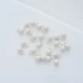 Gedetailleerde macroweergave van witte gelegeerde ronde kralen met één lus voor DIY - Set van 20 Stuks / Wit