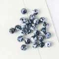 Close-up of black and white marble patterned acrylic beads for DIY jewelry making - 8mm (100 Pieces) / 01 (黑白水墨大理石纹)