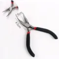 Primer plano detallado de alicates mini para joyería, destacando la punta de precisión y agarre. - 07 Alicates de punta curva lisos