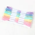 Gedetailleerd macro-overzicht van veelkleurig polyester borduurgaren in zachte pasteltinten - 8-Delige Set / Macaron Kleur