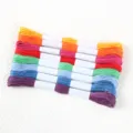 Detailopname van kleurrijke 6-draads polyester borduurgaren strengen voor kruissteekwerk. - 8-Delige Set / Gemengde Kleuren