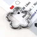 Makroansicht eines silbernen, blumenförmigen Legierungs-Federverschlusses für DIY-Anhänger - Small Plum Flower Shape (01# Silver Plum Flower) / 1 Stück/Packung / Silber