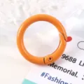 Vista detallada de un mosquetón de anillo naranja de 23 mm en aleación de zinc para bricolaje. - Naranja (FL0739)