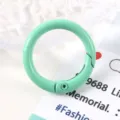 Vista detallada de anilla de resorte verde menta 23mm para joyería DIY y llaveros - Verde Menta (FL0739)
