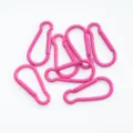 Nahaufnahme von pink lackierten birnenförmigen Karabinern für DIY-Zubehör. - 1 Stück/Packung / Rosenrosa