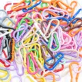 Detailansicht bunter lackierter Karabiner in Kalebassenform für DIY-Schlüsselanhänger - 5er-Pack / Himmelblau