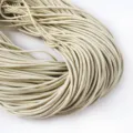 Dettaglio macro del cordoncino elastico rotondo beige da 2mm con trama intrecciata - 2m/Fascio-2mm / Beige