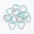 Primer plano de mosquetones en forma de corazón, accesorios de llavero DIY coloridos y pintados. - 1 Pieza/Paquete / 04