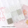 Scatola di conservazione trasparente riempita con perle di vetro bianche per gioielli fai da te. - Serie Bianca Scatolata A 9 Griglie