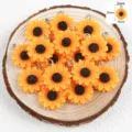 Detaillierte Ansicht gelber Harz Sonnenblumen Anhänger mit Metallschlaufen auf Holz - Sonnenblume (FL0593) / 5 Stück Packung (16mm)