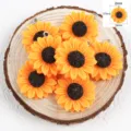 Detailansicht von gelben Sonnenblumen-Anhängern aus Harz für DIY-Schmuckprojekte - Sonnenblume (FL0593) / 5 Stück Packung (24mm)