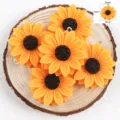 Detaillierte Makroansicht von Sonnenblumenanhängern aus Harz mit Maßangaben - Sonnenblume (FL0593) / 5 Stück Packung (30mm)