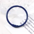 Detailopname van een 30mm marineblauwe losbladige ring met een gladde matte afwerking. - Marineblauw