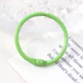 Detailopname van een 30mm lichtgroene metalen binderring voor DIY sieraden en hobbywerk - Grasgroen
