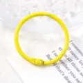 Close-up van een 30 mm heldergele gelakte metalen ringband voor doe-het-zelf-bindprojecten. - Geel