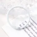 Detail van een witte 30mm losbladige bindring voor doe-het-zelf sleutelhangers en binding - Wit