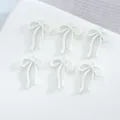 Pendentifs ruban noeud en alliage blanc accessoires de bijoux DIY bracelet collier. - 10 Pièces/Paquet / Blanc