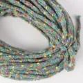 Detail van het groene 10mm pluche garen met kleurrijke stippen voor knutselprojecten. - 1m / Groen