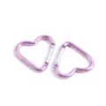 Gros plan detaille de mousquetons en forme de coeur rose pour porte cles et bijoux. - 1 Pièce / Rose