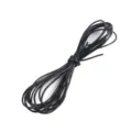 Detalle macro de un fajo de cordón fino de cuero negro para tejido de joyas DIY - Tipo 1mm / Negro
