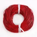 Primer plano detallado que muestra la textura de un cordón de cuero rojo para joyería - 2mm-2m / Rojo
