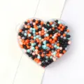 Vue détaillée de perles rondes en acrylique 3/4mm en plateau cœur pour bijoux DIY - Couleur Mixte (13)