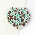 Récipient en forme de cœur rempli de perles acryliques mélangées cyan et blanc - 14 Couleurs Mixtes
