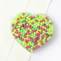 Perles rondes en acrylique colorées dans un plat en cœur pour création de bijoux - 10 Couleurs Mélangées