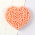 Perles en acrylique rose corail rondes et pleines dans un plateau en forme de cœur - 32 Rose Orangé