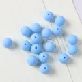 Vista dettagliata di perle rotonde in acrilico opaco azzurro per la creazione di gioielli DIY - 10mm 50 Pezzi/Confezione / 02 Blu