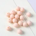 Dettaglio di perle macaron in acrilico opaco color pesca per progetti di gioielli fai da te - 10mm 50 Pezzi/Confezione / 04 Rosa Radice di Loto