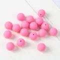 Primo piano di perle tonde in acrilico rosa opaco per creazione gioielli DIY fatti a mano - 6mm 100 Pz / 05 Rosa Scuro