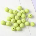 Vista dettagliata di perle acriliche rotonde giallo macaron opaco per creare gioielli - 10mm 50 Pezzi/Confezione / 06 Verde Frutta
