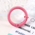 Primer plano de un mosquetón de resorte rosa de 23 mm para llaveros DIY de metal - Rosa Oscuro (FL0739)