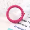 Primer plano de una hebilla de resorte de 23mm en aleación de zinc rosa para DIY - Rosa Rojo (FL0739)